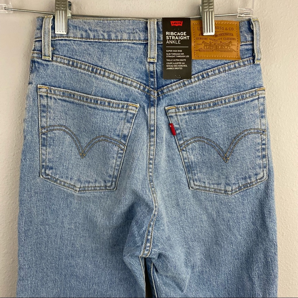 Levi’s • Ribcage Straight Jeans - Picture 10 of 11